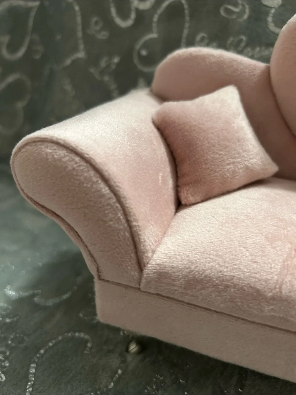 NWT Hilabee, Plush Heart-Back Pink Loveseat Sofa Jewelry Box with Mirror
